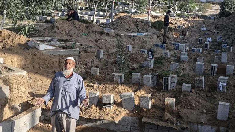 İsrail, Gazzedeki Tarihi Mezar Alanını Tahrip Etti