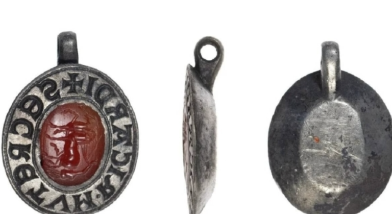 İngiltere’de Bulunan Nadir Orta Çağ Mührü, Richard’ın Sırrını Taşıyor ve Roma Dönemi Taşını İçeriyor İngiltere’de Bulunan Nadir Orta Çağ Mührü, Richard’ın Sırrını Taşıyor ve Roma Dönemi Taşını İçeriyor